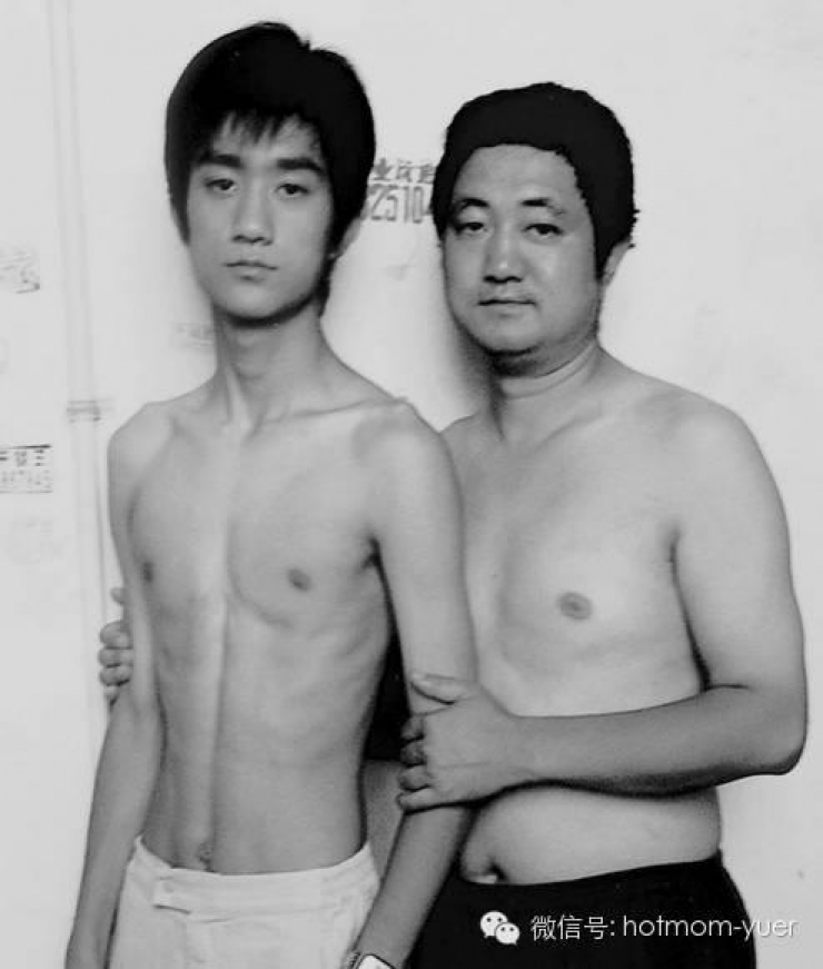 Illustration de l'article : Voilà 28 ans que ce papa et son fils se prennent en photo tous les ans mais attendez de voir la surprise à la fin...