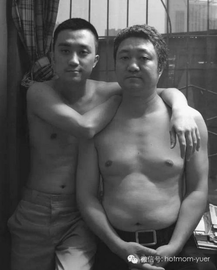 Illustration de l'article : Voilà 28 ans que ce papa et son fils se prennent en photo tous les ans mais attendez de voir la surprise à la fin...