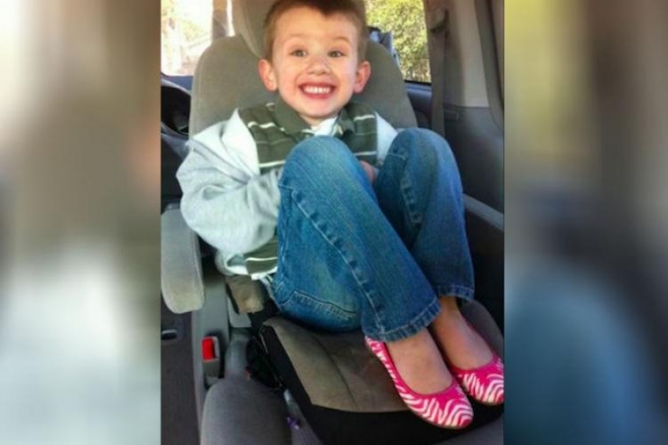 Illustration de l'article : Les gens lui disent qu'en laissant son fils porter des chaussures roses, il deviendra gay. Sa r&eacute;action est parfaite !