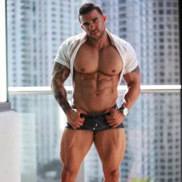 Illustration de l'article : Il parait que toutes les femmes r&ecirc;vent de se faire arr&ecirc;ter par ce policier...