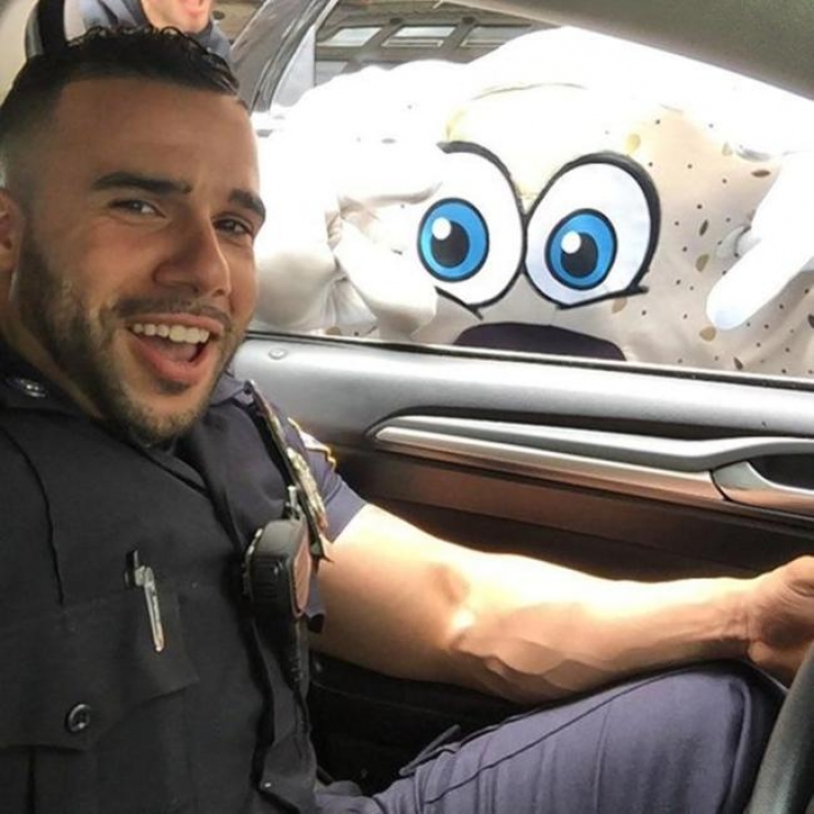 Illustration de l'article : Il parait que toutes les femmes r&ecirc;vent de se faire arr&ecirc;ter par ce policier...