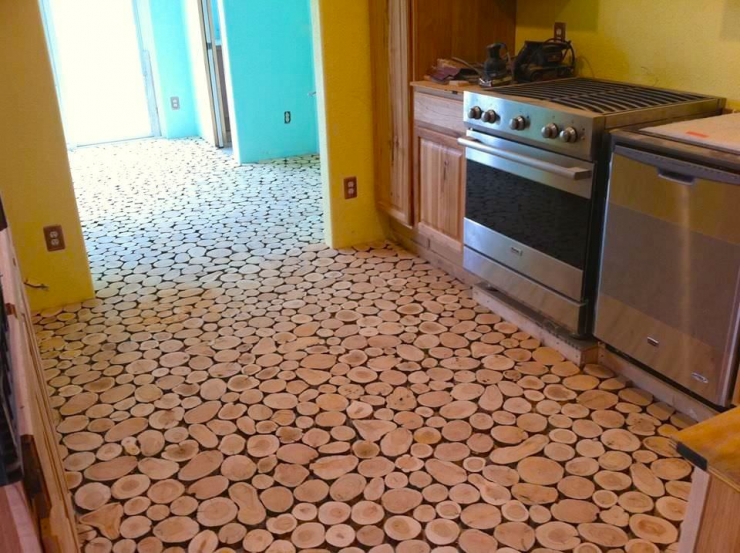 Illustration de l'article : Il place des disques de bois sur le sol et le r&eacute;sultat final est g&eacute;nial !