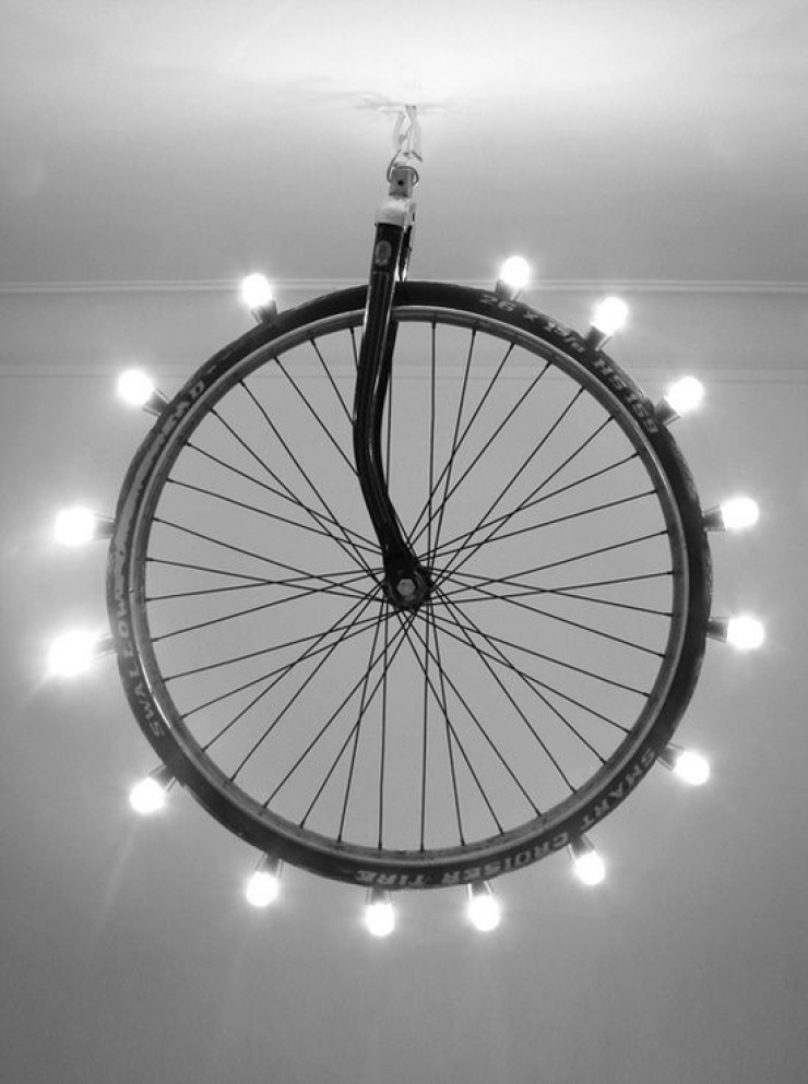 Illustration de l'article : Faites le plein de créativité avec ces 40 objets détournés en lampes !