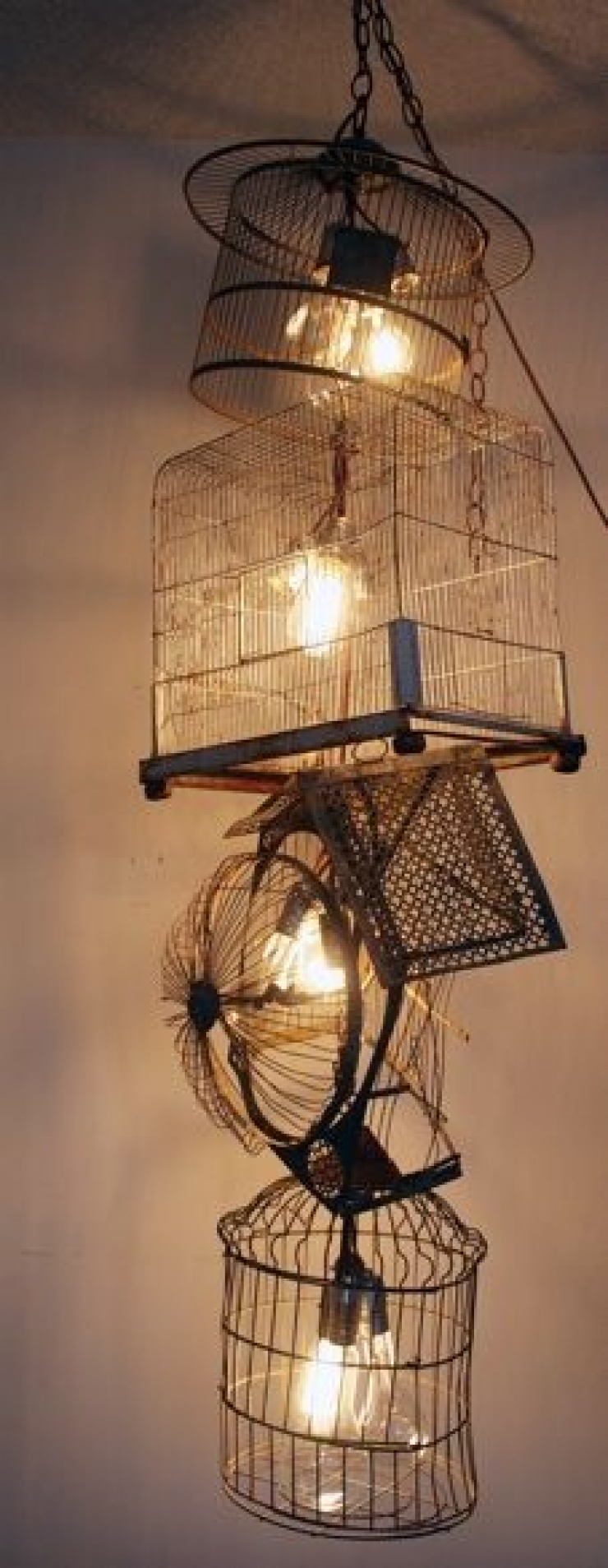 Illustration de l'article : Faites le plein de créativité avec ces 40 objets détournés en lampes !