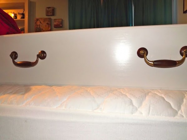 Illustration de l'article : Elle place ses tiroirs &agrave; l'ext&eacute;rieur et ce qu'elle en fait est tr&egrave;s original ! 