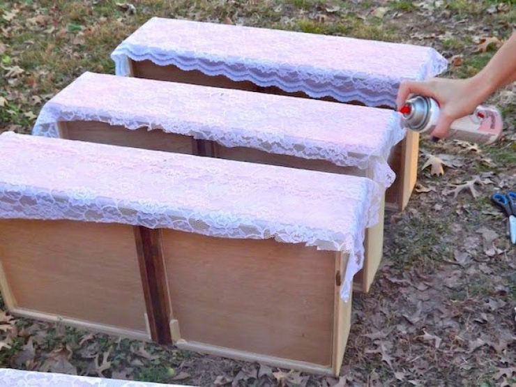 Illustration de l'article : Elle place ses tiroirs &agrave; l'ext&eacute;rieur et ce qu'elle en fait est tr&egrave;s original ! 