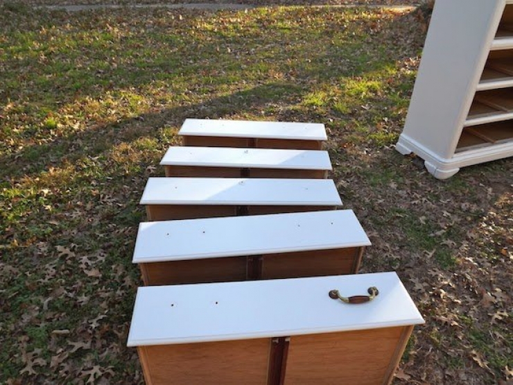 Illustration de l'article : Elle place ses tiroirs &agrave; l'ext&eacute;rieur et ce qu'elle en fait est tr&egrave;s original ! 