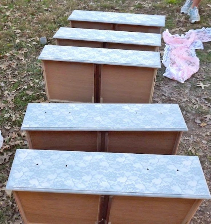 Illustration de l'article : Elle place ses tiroirs &agrave; l'ext&eacute;rieur et ce qu'elle en fait est tr&egrave;s original ! 