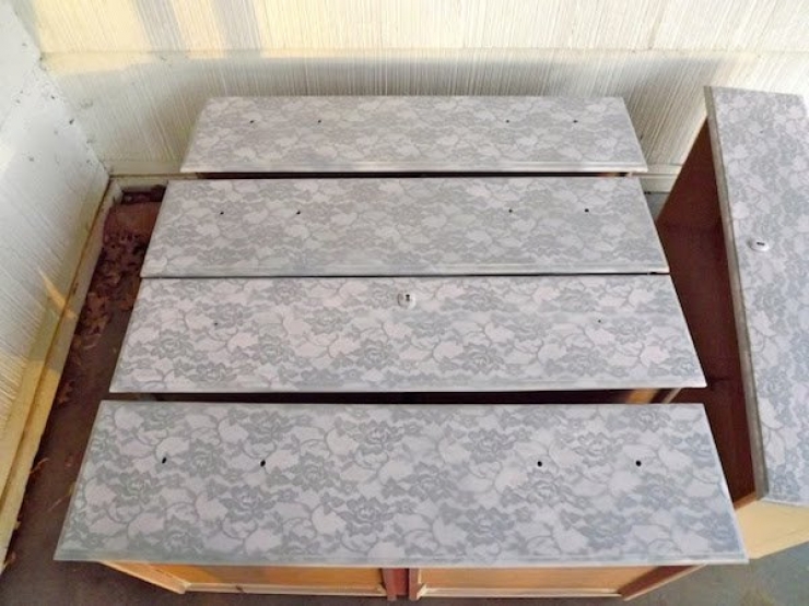 Illustration de l'article : Elle place ses tiroirs &agrave; l'ext&eacute;rieur et ce qu'elle en fait est tr&egrave;s original ! 