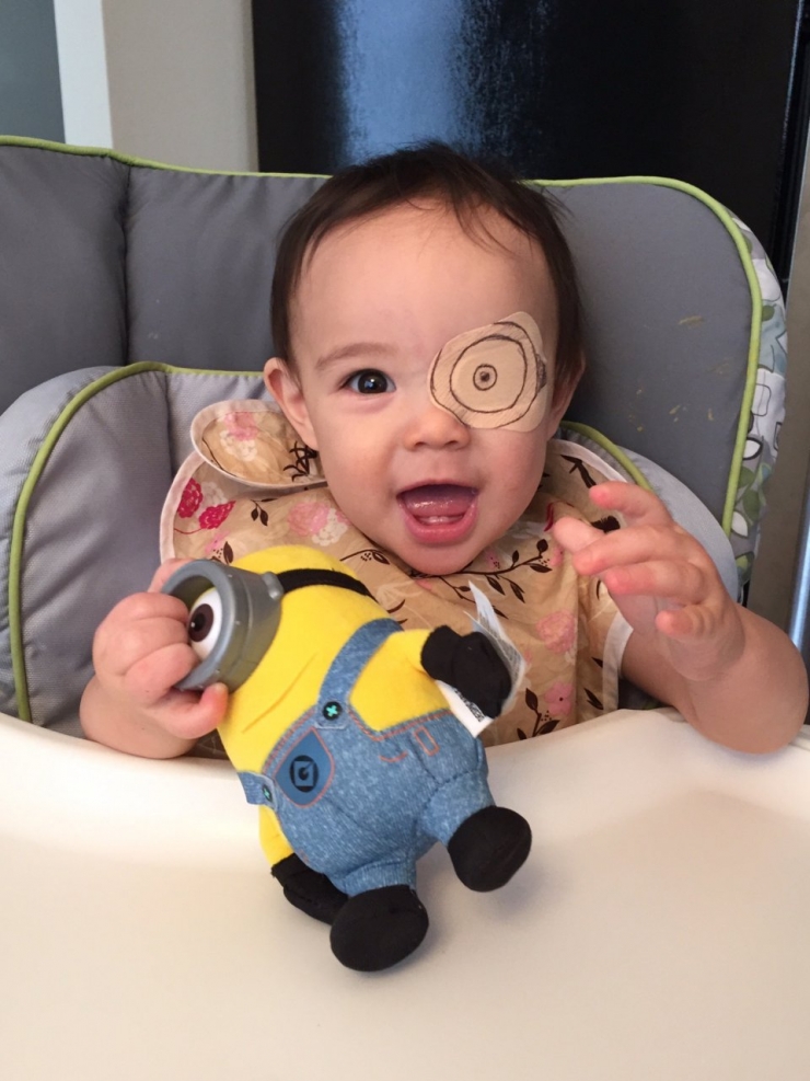 Illustration de l'article : Elle doit porter un cache-&oelig;il plusieurs heures par jour mais elle peut compter sur son g&eacute;nie de papa pour ne pas le vivre trop mal !