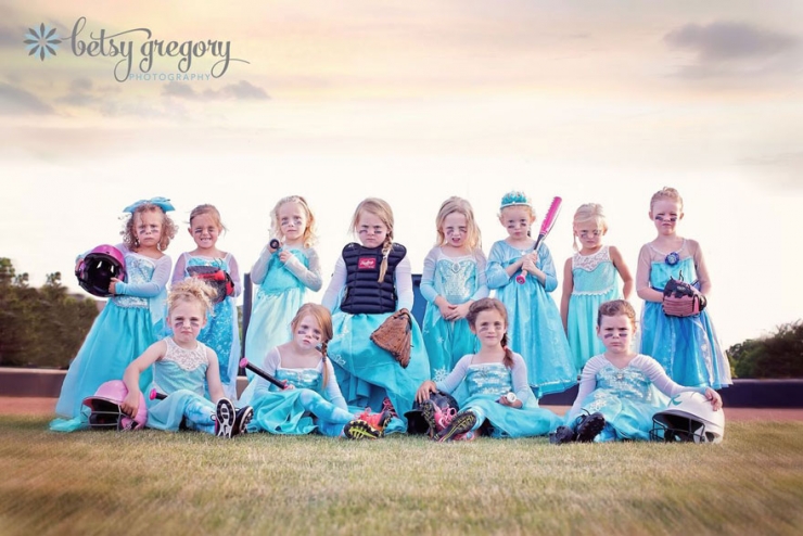 Illustration de l'article : Les fillettes de cette équipe de softball inspirée de la "Reine des neiges" font sensation