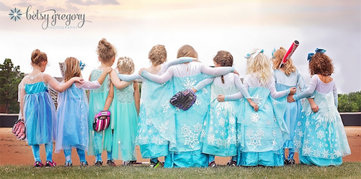 Illustration de l'article : Les fillettes de cette &eacute;quipe de softball inspir&eacute;e de la "Reine des neiges" font sensation