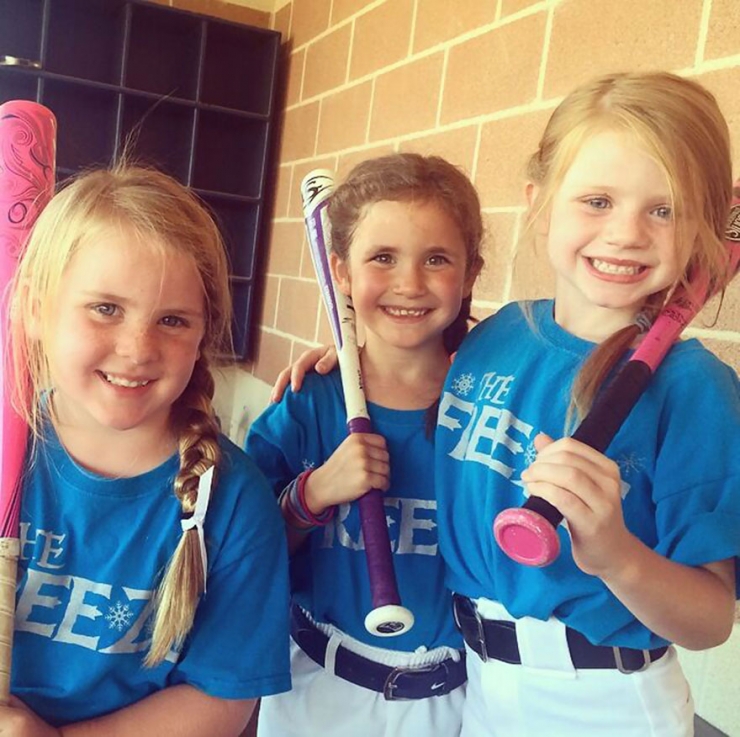 Illustration de l'article : Les fillettes de cette équipe de softball inspirée de la "Reine des neiges" font sensation