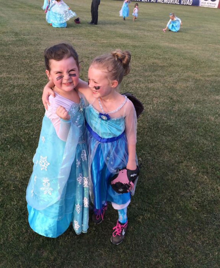 Illustration de l'article : Les fillettes de cette équipe de softball inspirée de la "Reine des neiges" font sensation