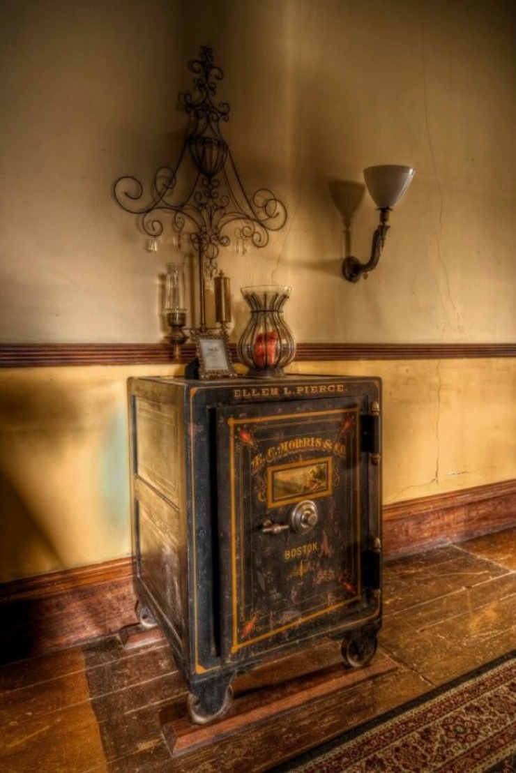 Illustration de l'article : Ils vendent ce manoir de 1875 pour presque rien. Quand j'ai su pourquoi, j'en ai eu des frissons.