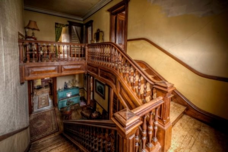 Illustration de l'article : Ils vendent ce manoir de 1875 pour presque rien. Quand j'ai su pourquoi, j'en ai eu des frissons.