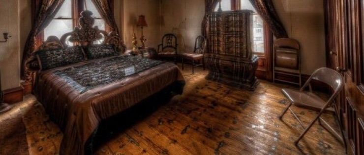 Illustration de l'article : Ils vendent ce manoir de 1875 pour presque rien. Quand j'ai su pourquoi, j'en ai eu des frissons.