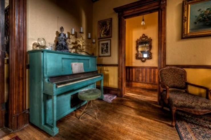 Illustration de l'article : Ils vendent ce manoir de 1875 pour presque rien. Quand j'ai su pourquoi, j'en ai eu des frissons.