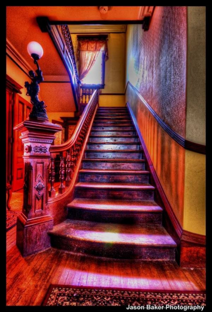 Illustration de l'article : Ils vendent ce manoir de 1875 pour presque rien. Quand j'ai su pourquoi, j'en ai eu des frissons.