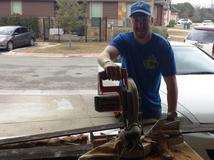 Illustration de l'article : Il r&eacute;cup&egrave;re une cl&ocirc;ture abandonn&eacute;e aux ordures et ce qu'il en fait est g&eacute;nial !