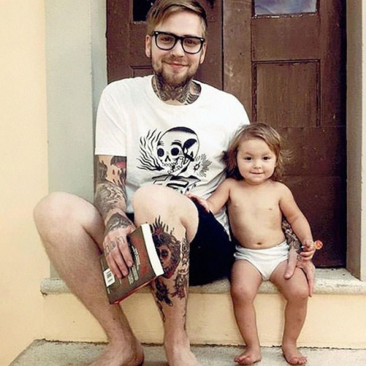 Illustration de l'article : 52 bébés qui posent avec leurs parents tatoués