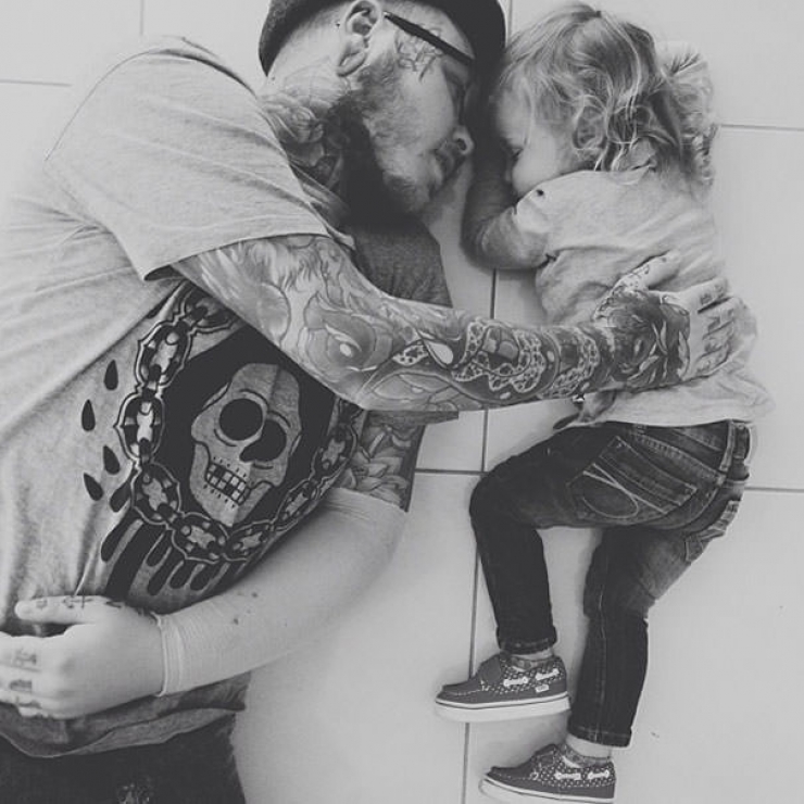 Illustration de l'article : 52 bébés qui posent avec leurs parents tatoués