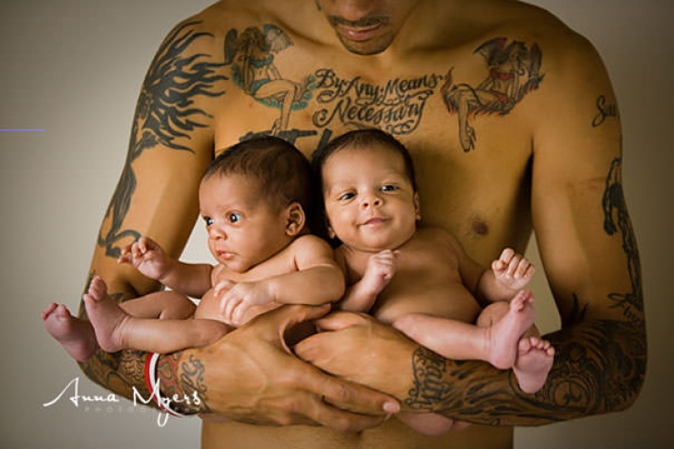 Illustration de l'article : 52 bébés qui posent avec leurs parents tatoués
