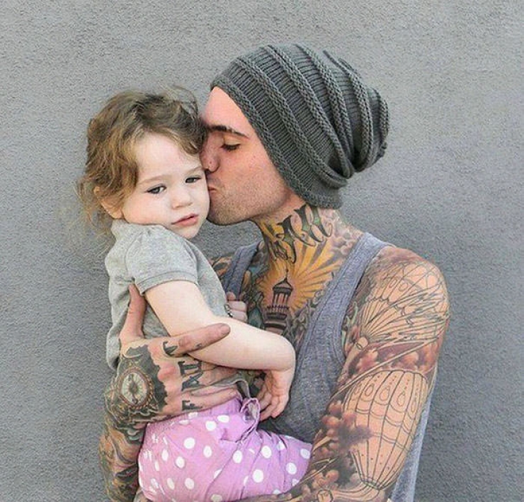 Illustration de l'article : 52 bébés qui posent avec leurs parents tatoués