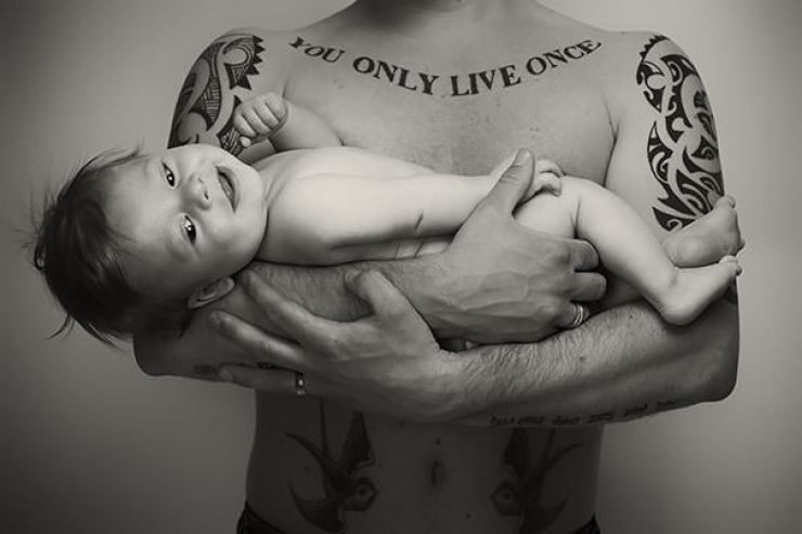 Illustration de l'article : 52 bébés qui posent avec leurs parents tatoués