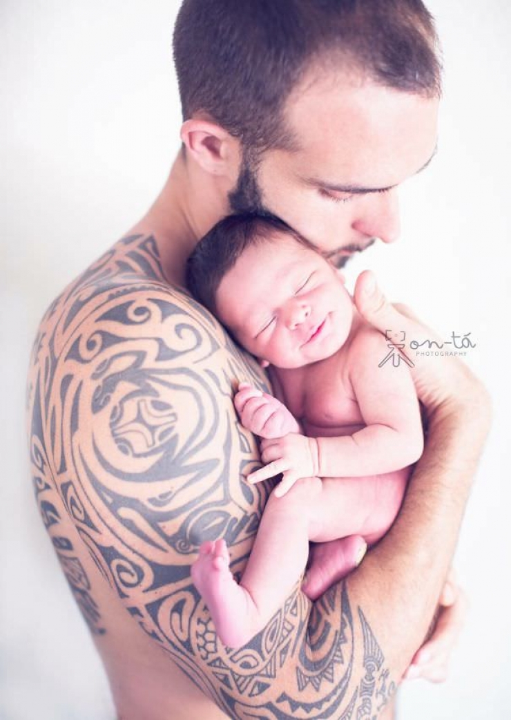 Illustration de l'article : 52 bébés qui posent avec leurs parents tatoués