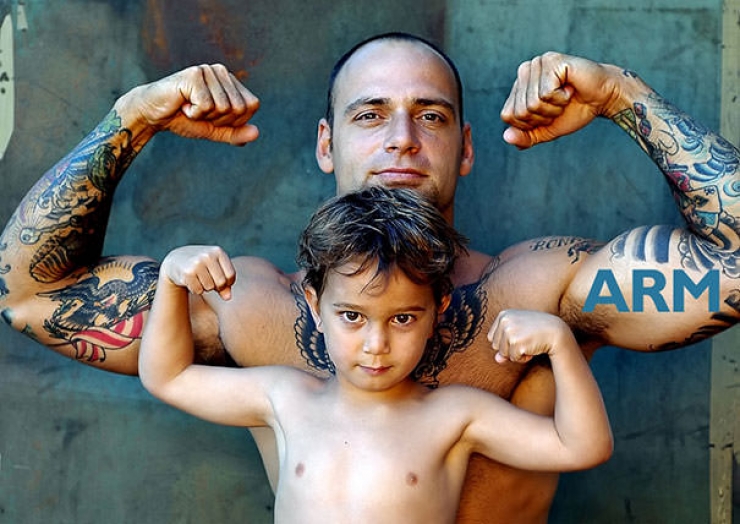 Illustration de l'article : 52 bébés qui posent avec leurs parents tatoués