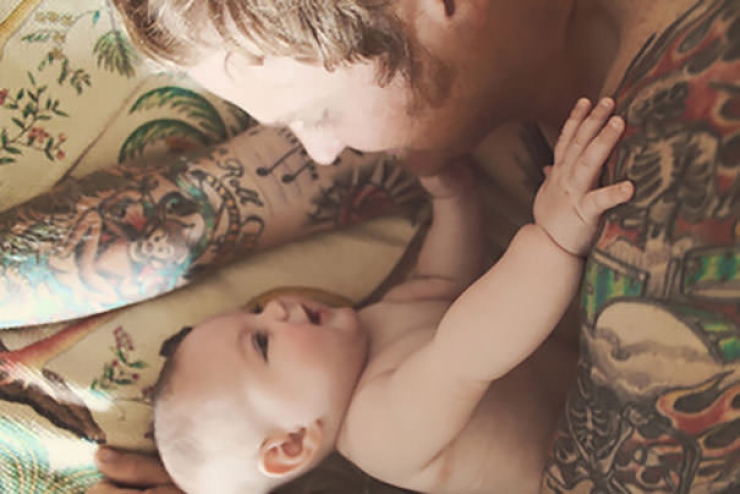 Illustration de l'article : 52 bébés qui posent avec leurs parents tatoués