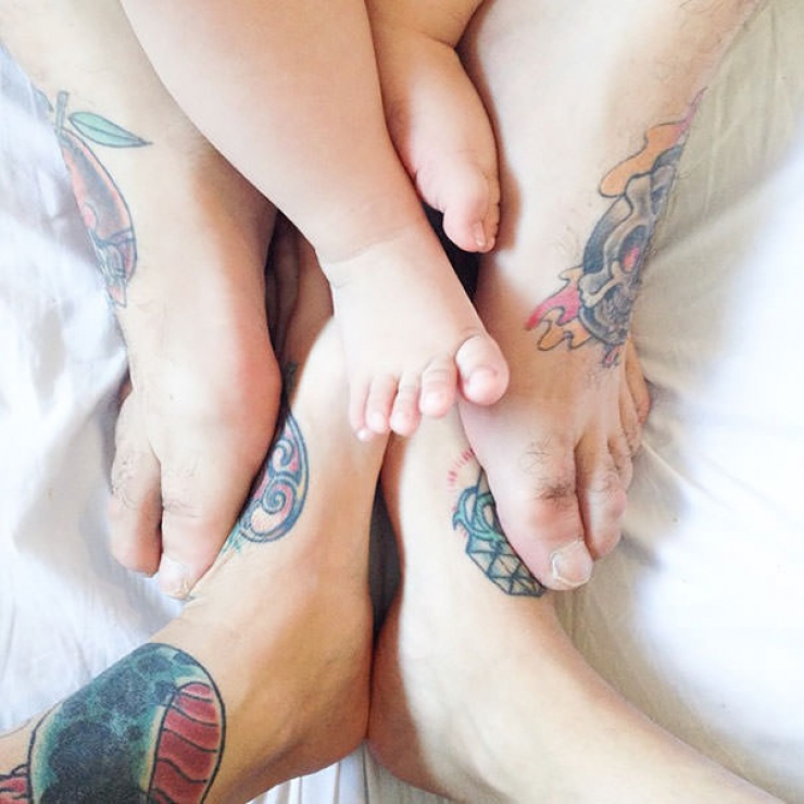 Illustration de l'article : 52 bébés qui posent avec leurs parents tatoués