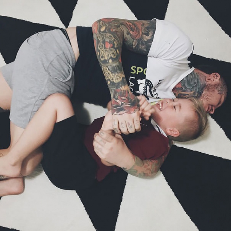 Illustration de l'article : 52 bébés qui posent avec leurs parents tatoués