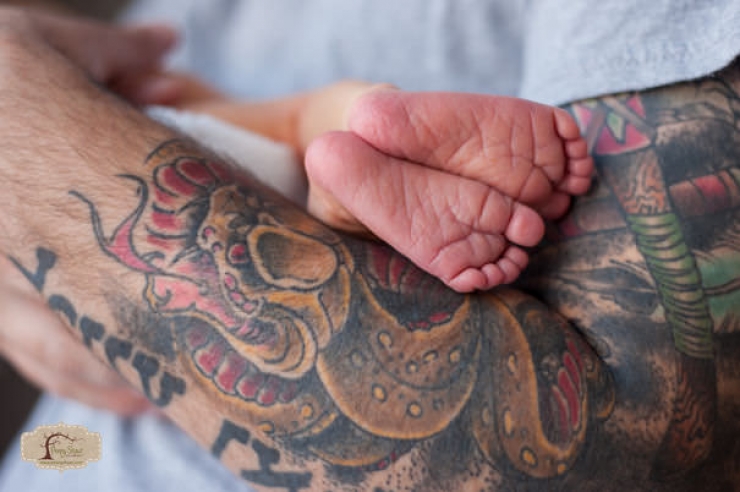 Illustration de l'article : 52 bébés qui posent avec leurs parents tatoués