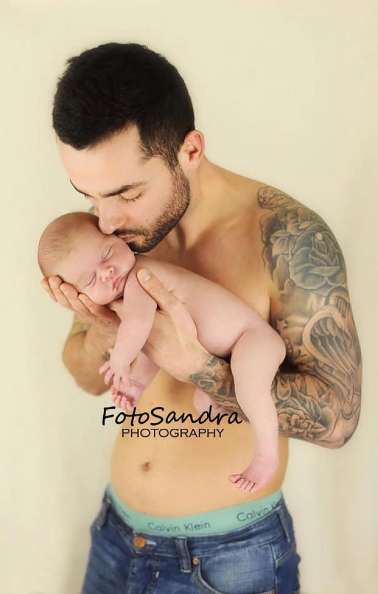 Illustration de l'article : 52 bébés qui posent avec leurs parents tatoués