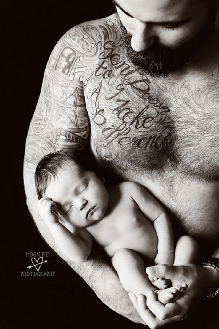 Illustration de l'article : 52 bébés qui posent avec leurs parents tatoués