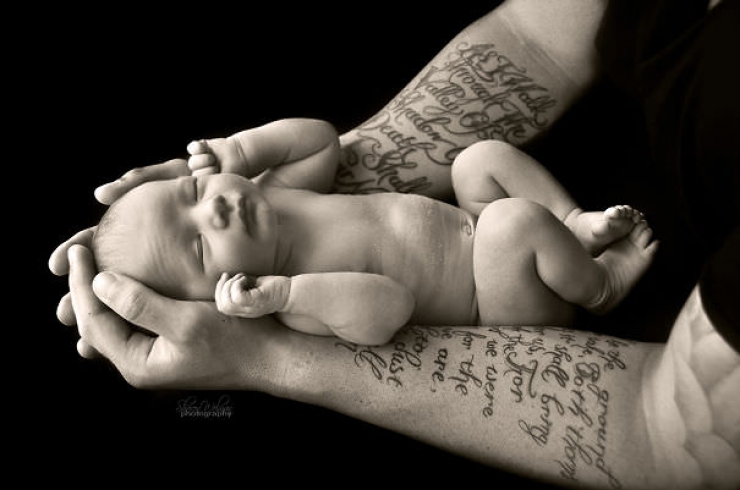 Illustration de l'article : 52 bébés qui posent avec leurs parents tatoués