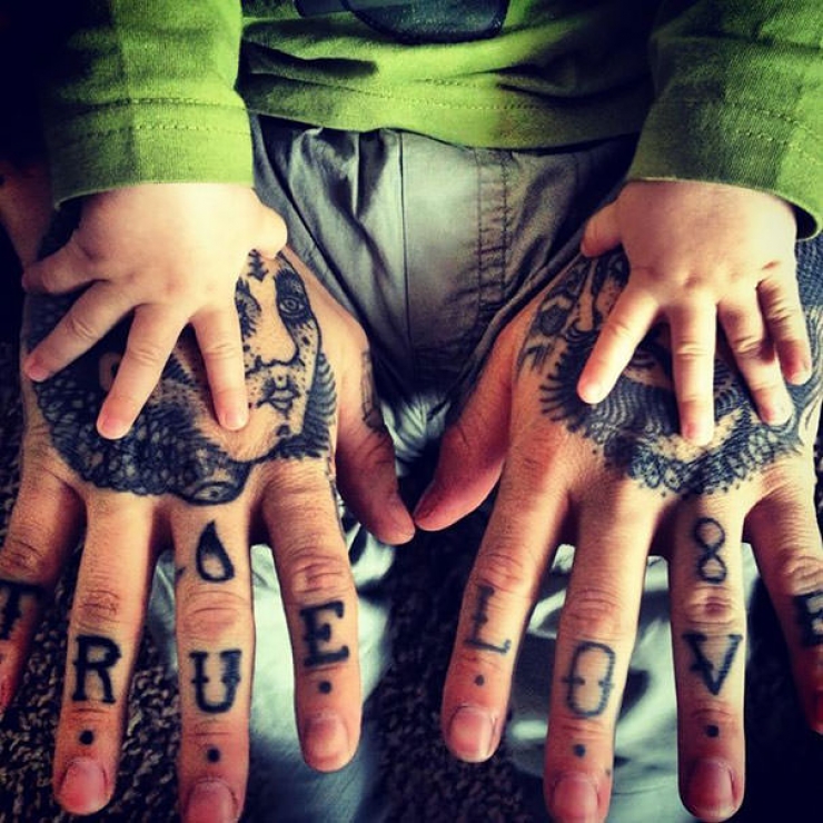 Illustration de l'article : 52 bébés qui posent avec leurs parents tatoués
