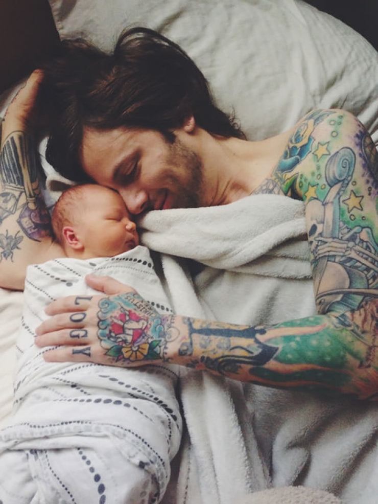Illustration de l'article : 52 bébés qui posent avec leurs parents tatoués
