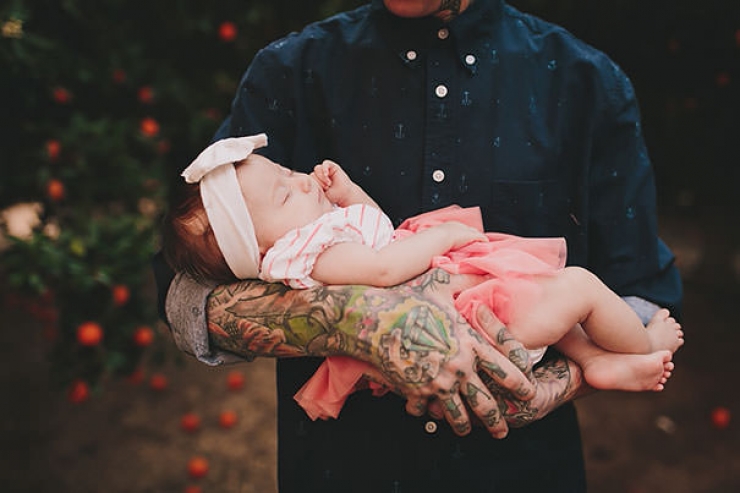 Illustration de l'article : 52 bébés qui posent avec leurs parents tatoués