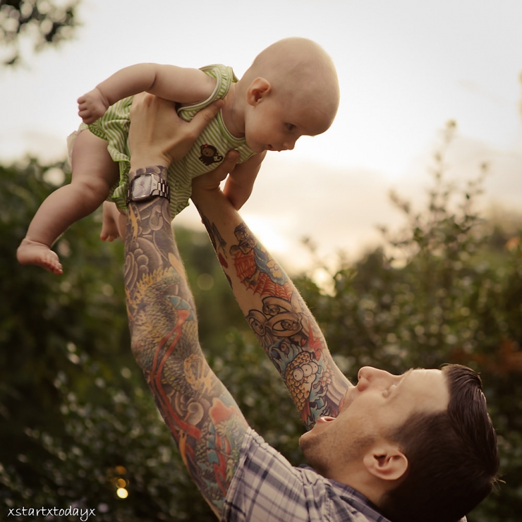 Illustration de l'article : 52 bébés qui posent avec leurs parents tatoués