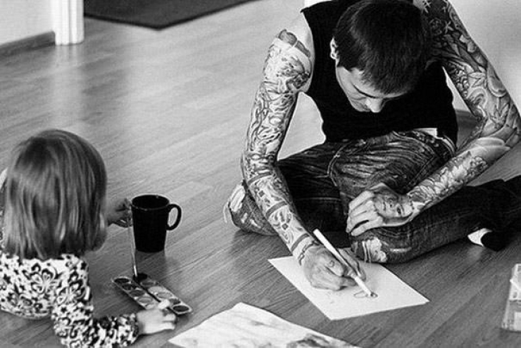 Illustration de l'article : 52 bébés qui posent avec leurs parents tatoués