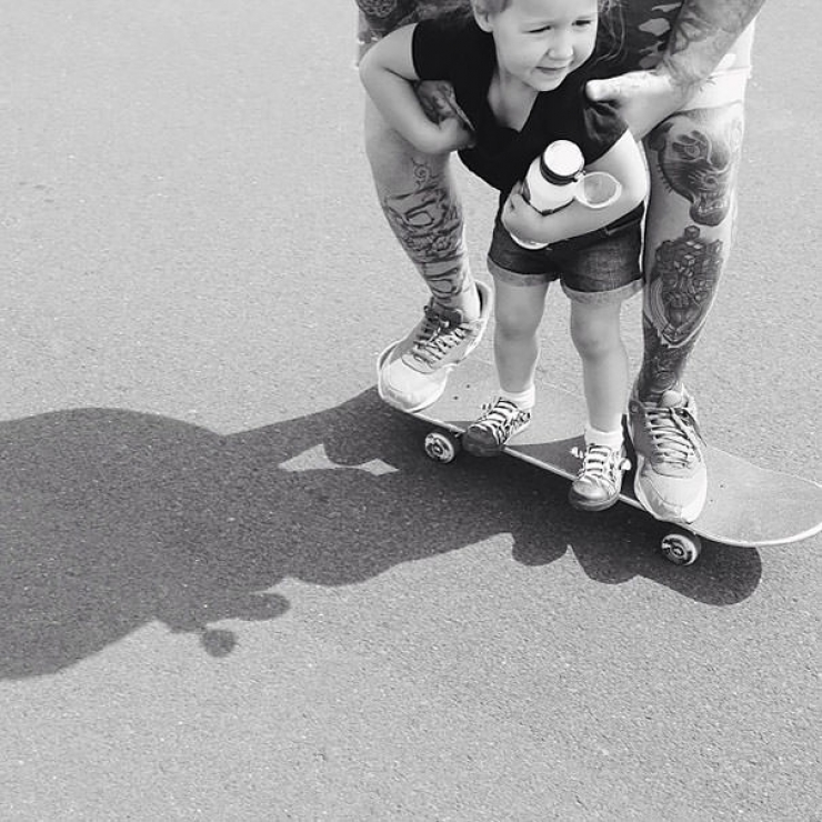 Illustration de l'article : 52 bébés qui posent avec leurs parents tatoués