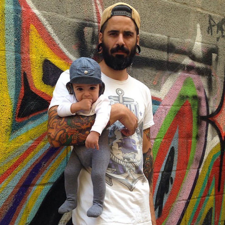 Illustration de l'article : 52 bébés qui posent avec leurs parents tatoués