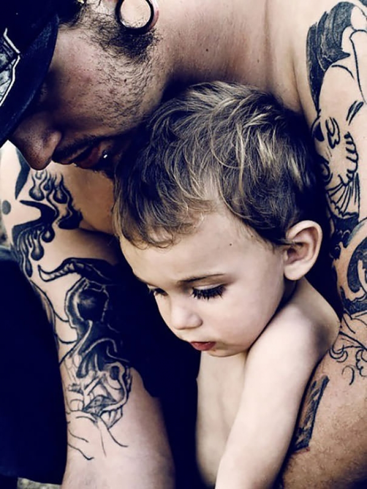 Illustration de l'article : 52 bébés qui posent avec leurs parents tatoués