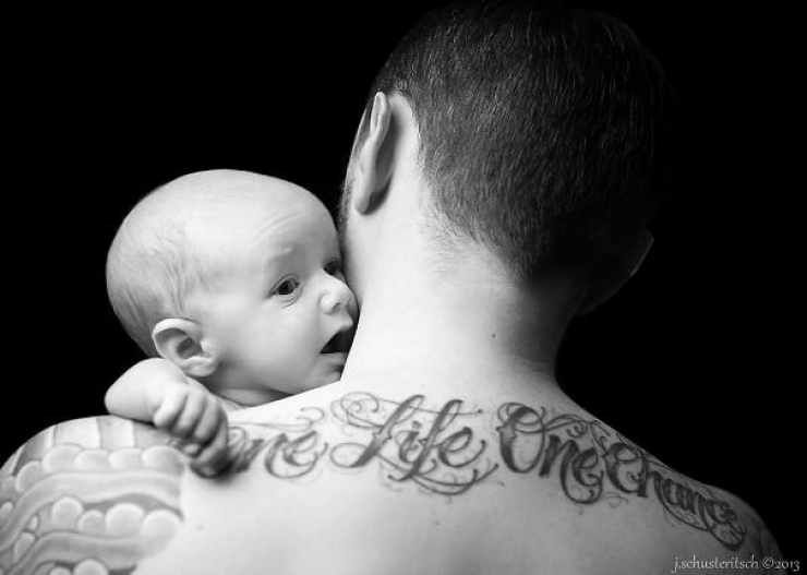 Illustration de l'article : 52 bébés qui posent avec leurs parents tatoués