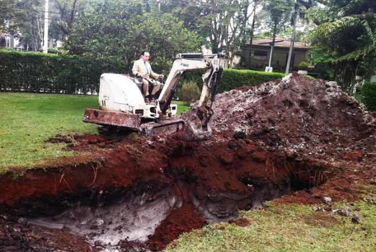Illustration de l'article : La raison pour laquelle ce milliardaire br&eacute;silien enterre sa voiture de luxe est juste incroyable !