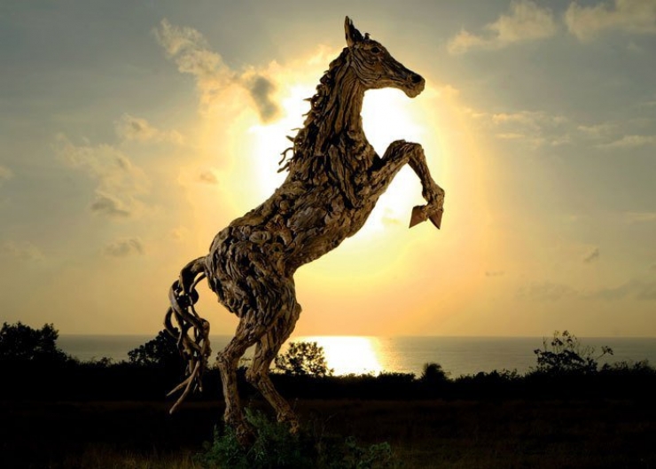 Illustration de l'article : Il puise le mat&eacute;riau de ses sculptures dans les oc&eacute;ans... Entre recyclage de bois flottant et cr&eacute;ativit&eacute; !