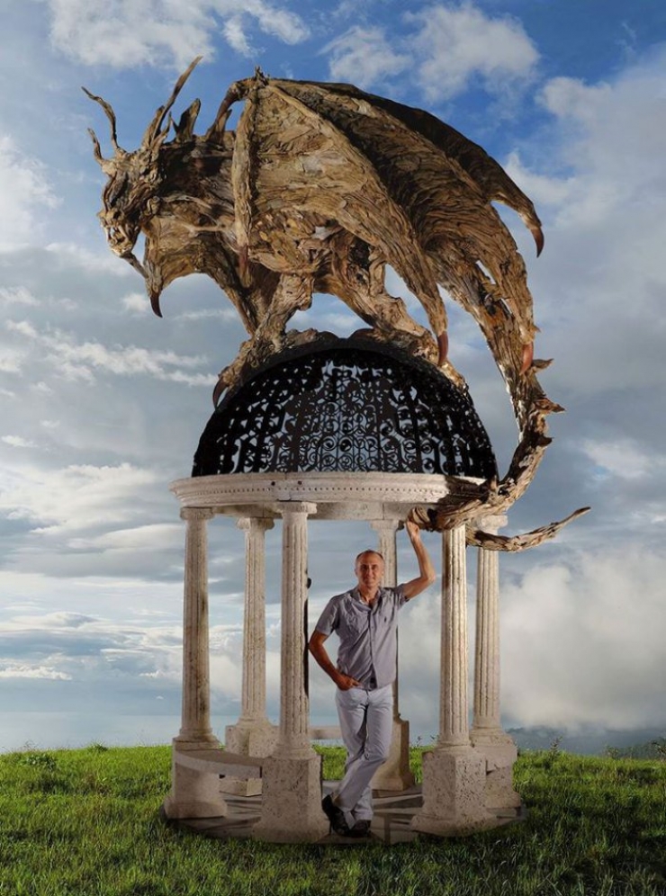 Illustration de l'article : Il puise le mat&eacute;riau de ses sculptures dans les oc&eacute;ans... Entre recyclage de bois flottant et cr&eacute;ativit&eacute; !